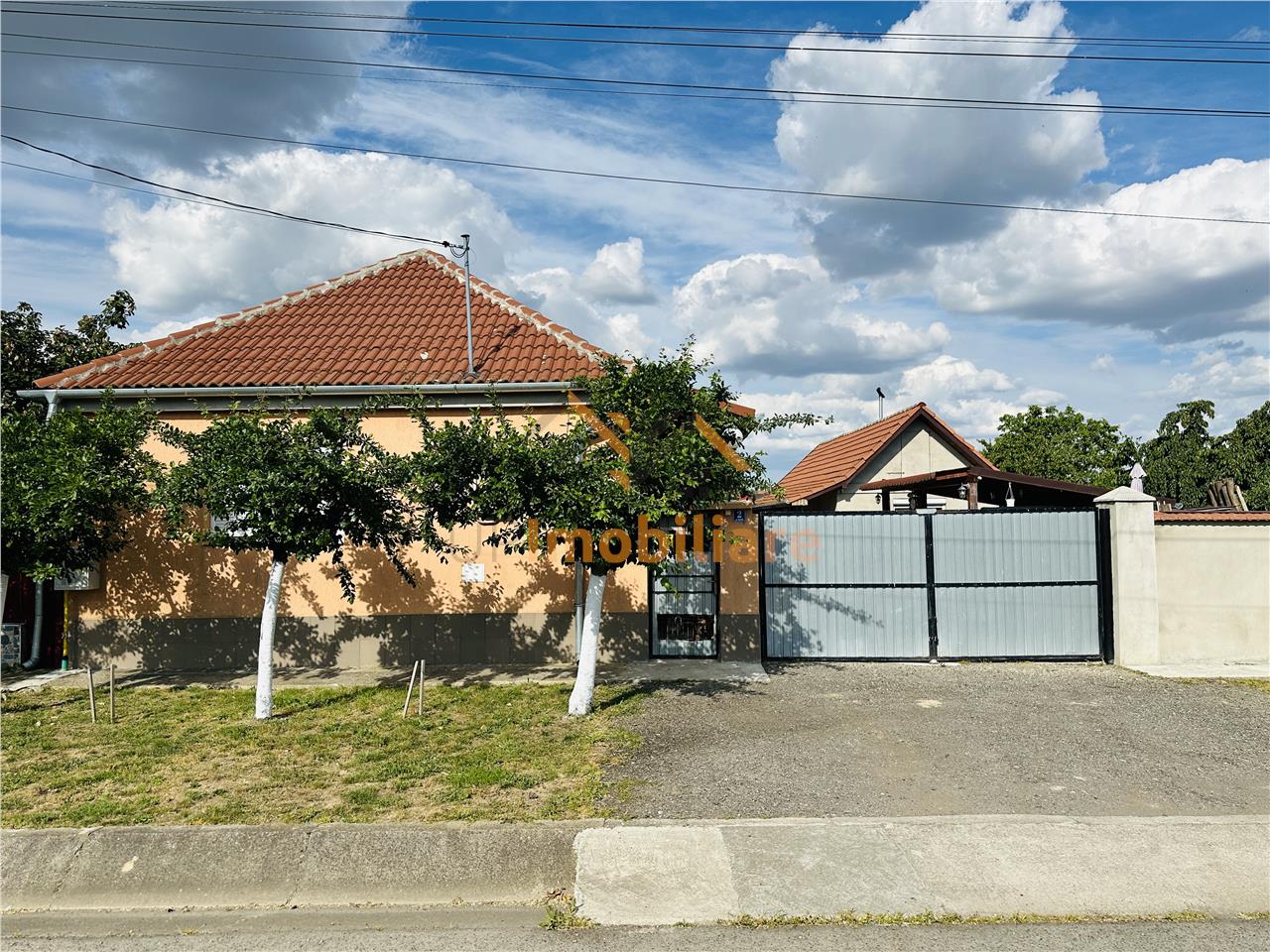 CASA IN GIRISU DE CRIS, 12KM DE ORADEA, GAZ, CANALIZARE, APA DE LA ORAS